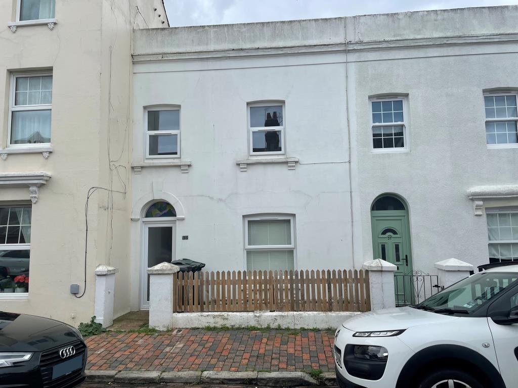 Lot: 42 - THREE-BEDROOM HOUSE WITH POTENTIAL - Front elevation of house from road